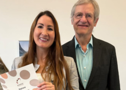 Nadine Rachel Bärtschi, mit Diplom und Prof. Dr. phil. Jürg Rüedi, Prüfungsexperte