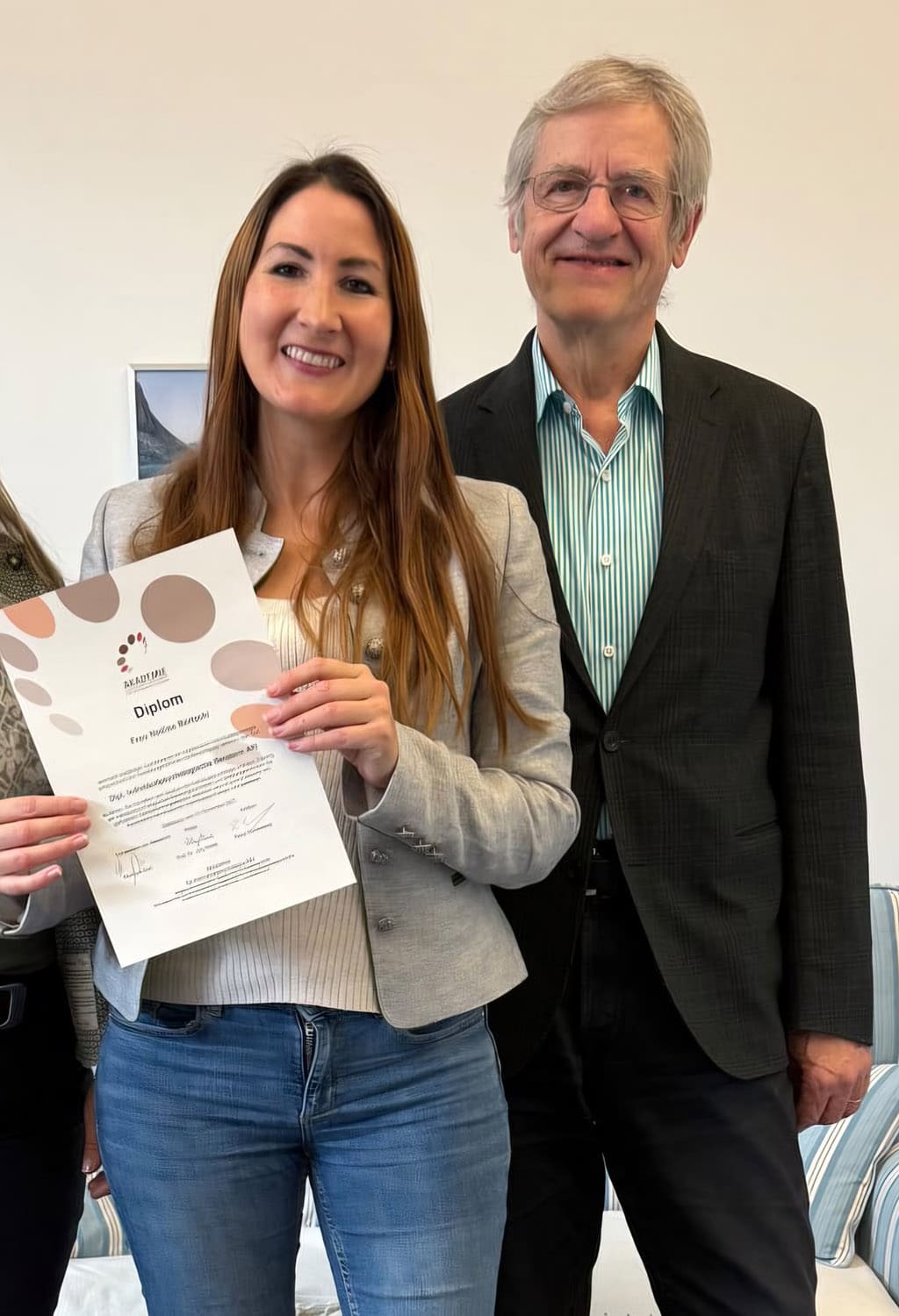 Nadine Rachel Bärtschi, mit Diplom und Prof. Dr. phil. Jürg Rüedi, Prüfungsexperte